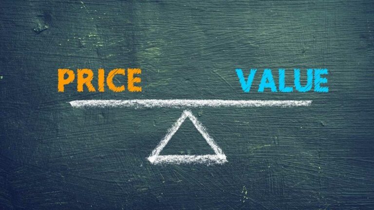 Tafel mit einer aufgemalten Waage aus Kreide - balanciert "Price" und "Value"